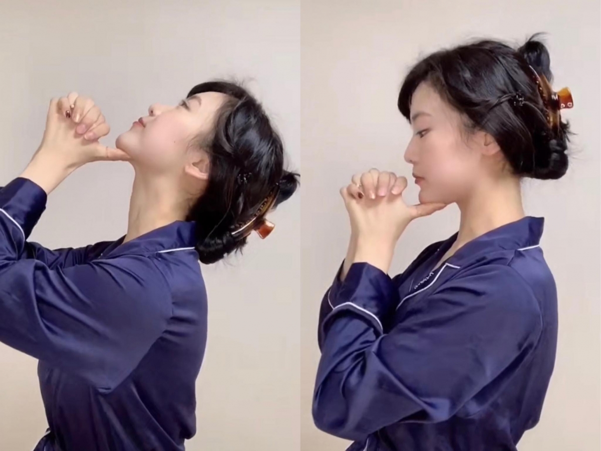 美化颈部线条动作(三): 双手在身前合适紧扣,双手大拇指伸直抵住我们的下巴,然后轻轻抬头。同时记得下巴向下用力和手指形成对抗力,缓缓抬头-放下,坚持30次。