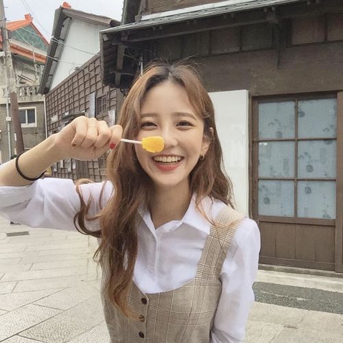 【选择 B】在家里一个陈年老柜子里找到神灯 「神灯」意味着未来发达致富的可能性,所以选择B-在家里柜子无意间找到神灯,意味着适合你的存钱方法以及你的致富秘诀,与身边家人亲友有紧密联系。 比如;你可能会从家业里收获财富、从父辈祖辈那里继承到价值数额颇大的资产;抑或是有契机和和亲人家属/志同道合的挚友一起联手开创及发展事业。存钱方面,建议你可以发展适合自己的副业存下额外收入,或是和身边值得相信的亲友兼专业理财者,学习如何投资和做个人财务规划。