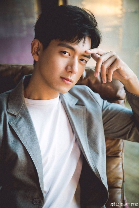 全球最帅男艺人TOP 18 :李现 帅气值破表且演技实力派的李现并不是当代审美观偏好的花美男长相~其硬朗型男气质加上棱角分明的脸蛋,相信喜欢「痞帅」、「酷男」魅力的女生会很吃他的颜啊!