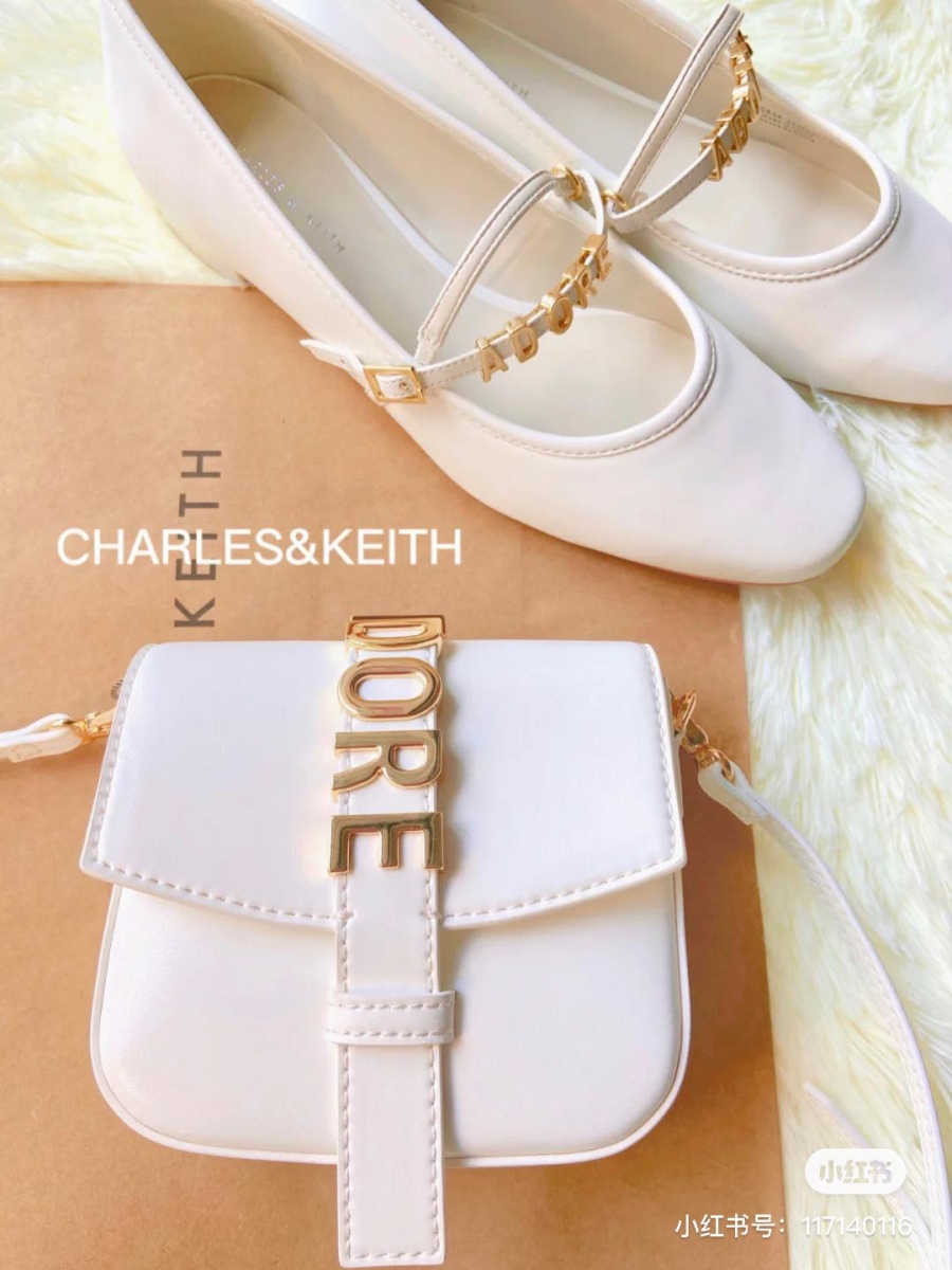 CHARLES & KEITH 2021情人节系列mini款斜挎包 CK11-80781442 最近一推出即在小红书上爆火的小CK情人节系列包款～虽然官方说是亲子包儿童款，但成年人当迷你包包背也非常合适！目前还未在马来西亚官方网站上架，大家不妨耐心等等～
