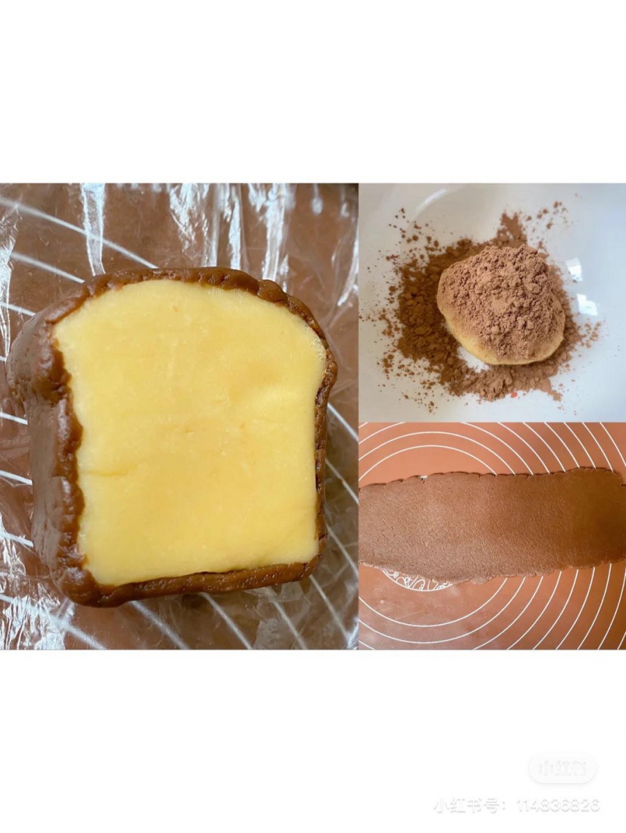 3、剩余的面团片加入可可粉搅拌均匀,擀成203mm的长条棉片,拿出冷冻好的土司面团用可可面团将它包裹着,尽量贴紧再包上保鲜膜,放进冰箱冷冻15分钟。