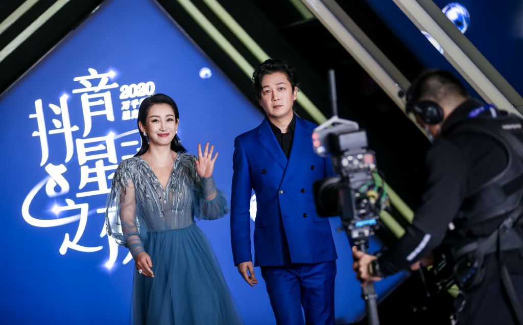 年度实力演员:潘粤明、秦海璐 电影大屏幕、电视剧小屏幕都完美Carry的实力派演员潘粤明与秦海璐,2020年个别在电视圈都交出了极佳成绩单!尤其潘粤明在2020全年就有《重生》、《龙岭迷窟》、《局中人》、《谁说我结不了婚》等超过5部作品播出呢~