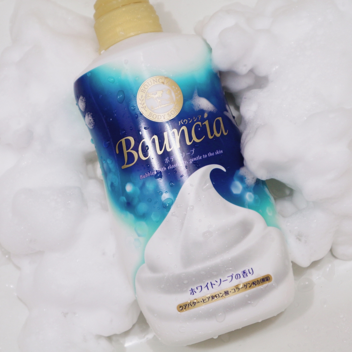 荣获日本COSME大赏一位荣誉的自带体香+美肌好物就是它 — COW Bouncia牛乳石碱沐浴乳 ！！收获一致盛赞评价的这款沐浴乳，兼具洁净和保湿滋润超强功效～其中富含天然温和成分、用后感清爽不黏腻，敏感肌也能安心使用。 COW Bouncia牛乳石碱沐浴乳的主要成分包括：修护保养美肌的牛乳蛋白精华、紧致毛孔锁住水分的胶原蛋白、和维持肌肤水润并延缓肌肤老化的透明质酸，都是美肤力极佳的圣品！