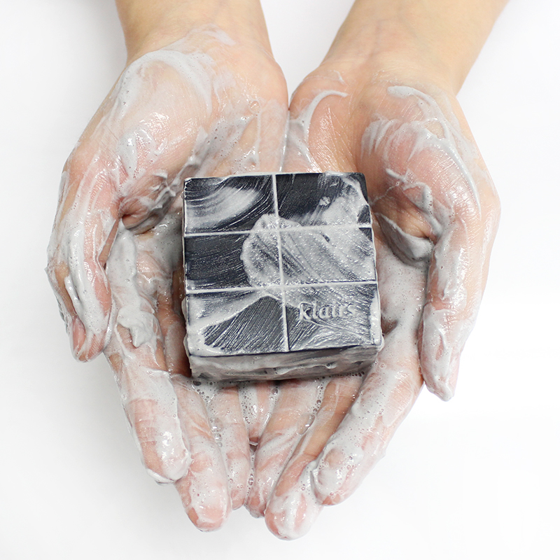 去黑头粉刺特搜好物 7 :KLAIRS黑糖洁面皂 别看它外形黑不溜秋的 (笑)这款「黑糖洁面皂」可是曾霸榜韩网去黑头产品排行榜TOP 5的黑头杀手呢! 用来清洁脸部不会留下干涩感,还能帮助温和去除堵塞毛孔的老化角质、带走脏污,希望明显皮肤变亮滑,去粉刺黑头颇有感~