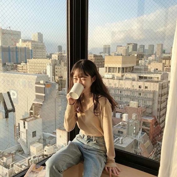 【关于生活品质】 24、整理房间,让空间变得干净整齐且焕然一新。需要Work From Home的朋友们也建议可以收拾出一个干净的专属工作空间,有助提升居家办公效率。 25、进行断舍离,把闲置的东西集合起来,不能用的可以送到垃圾袋、可回收的就整理到回收桶里;状态还很新的东西则可以考虑二手出售赚点零花钱。 26、可以把衣橱里的衣服、饰品盒里的饰品统统拿出来整理一遍,清楚自己有什么样的服饰单品后可以更轻松自由搭配,不会一直陷入「没衣服穿-花钱买衣服」无限循环。 27、每天早起30分钟,可以用来冥想、简单运动、制定当日计划。 28、气质比外貌重要、能帮助个人形象加分!可以多看有意义的电影、培养阅读习惯,从内在开始锻炼气质。 29、控制每天使用手机和电脑的时长;在工作与课业以外的时间,戒掉3C产品「依赖症」。 30、学习「延迟消费」;除非是日用必需品,否则再喜欢都先放在网络购物车里几天、杜绝冲动下单,给自己足够时间思考一下是不是真的需要花钱买下这个东西。