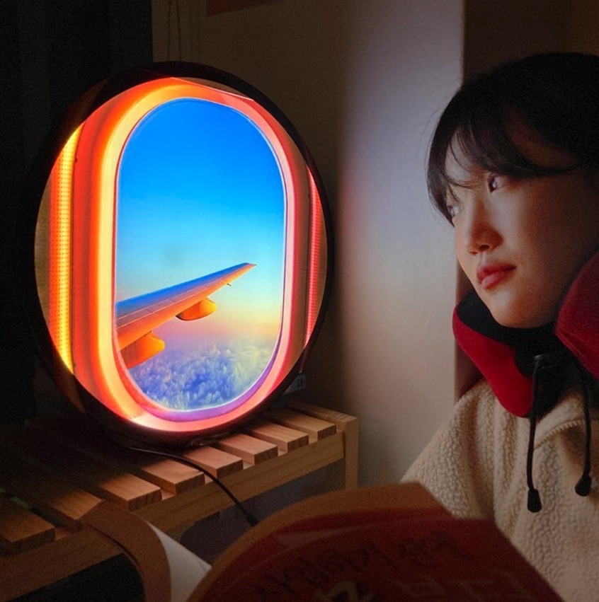 网站里面还有不少超爆笑教学，教网民如何用LED灯拍出最真实的「飞机窗边」打卡照。除了要着装打扮成登机造型（戴耳机、脖子戴U型枕），还可以用懒人床上小桌子假装是飞机餐托盘 ? 绝对是宅家苦中作乐必GET神器啊！