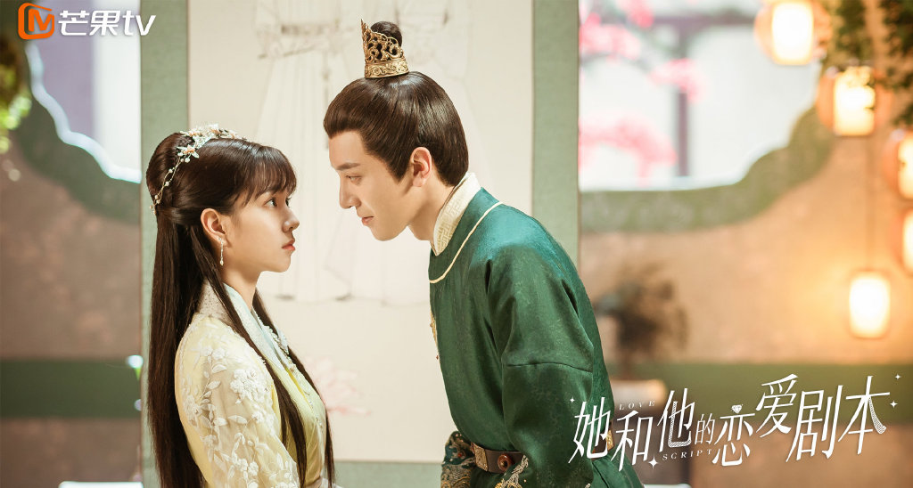 《她和他的恋爱剧本》| 庄达菲、完颜洛绒 又名「我的妄想症男友」的这部《她和他的恋爱剧本》,由新人演员庄达菲和完颜洛绒领衔主演,虽然是小成本制作但整体剧作呈现质感很不错,巧妙将古代现代情节穿插相融的故事主线也很新颖,是本季阿编私心推荐必追的一部! 故事讲述男主角朱宣文遭遇车祸意外,醒来有了妄想症一直觉得自己是大明朝建文帝!原本是高智商、高颜值、高资产的他此后在郊外私建了「皇宫」,不再理会自家上市公司的经营。实习女心理医生罗开怀为了赚钱无奈接下给朱宣文治病的任务;刚开始「皇上」拼命想赶走罗开怀,后者费尽心力融入他的妄想世界见招拆招;令朱宣文怎么也想不到的是,他设下的层层陷阱,最后套牢的竟是自己的心…