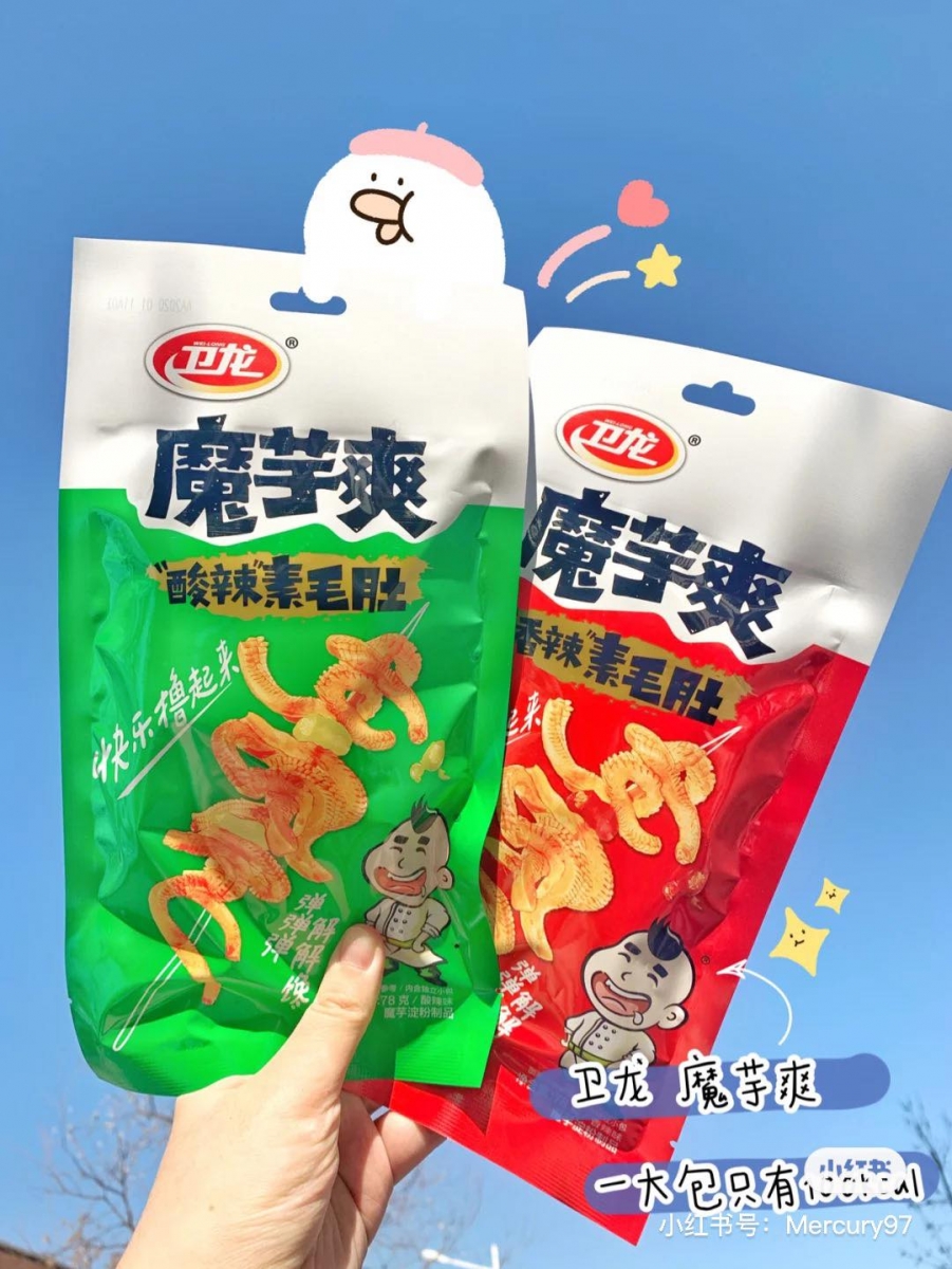 # 1 卫龙魔芋爽 又被称为素毛肚的「魔芋爽」口感Q弹爽脆、口味有泡椒酸辣(绿色包装)、香辣(红色包装)和麻辣(黄色包装)款,和辣条这种面筋类零嘴一样很有口感口味很棒、会一不小心忍不住吃很多,但胜在热量低! *卫龙魔芋爽素毛肚(RM0.65 - RM0.70 / 1包)>>> 【Shopee购物传送门】