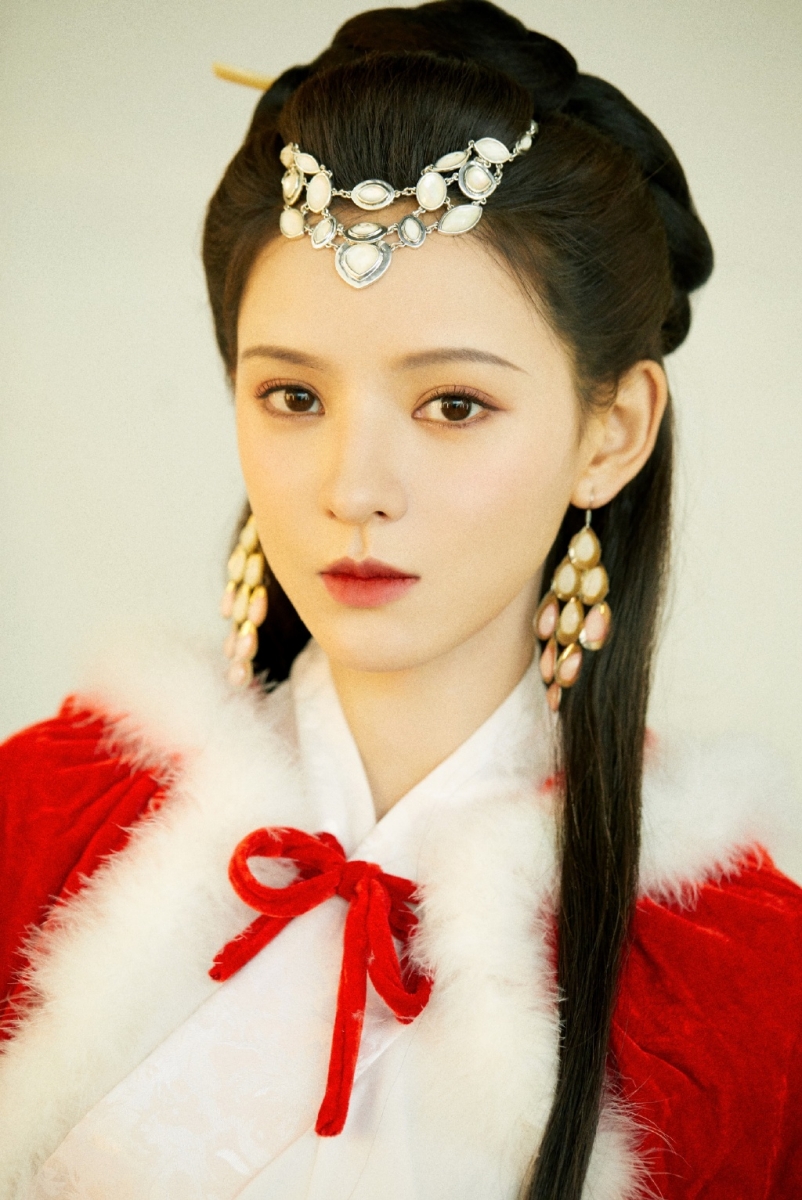 去年韫色过浓、琉璃播出后人气暴涨的高颜值女演员张予曦，来临还有两部与新晋男神成毅合作的梦醒长安、南风知我意未播先火，有望成为新一代霸屏女神！ ♡ 日前张予曦COS王昭君的清丽绝伦造型美出新高度，让网民大感惊艳！?