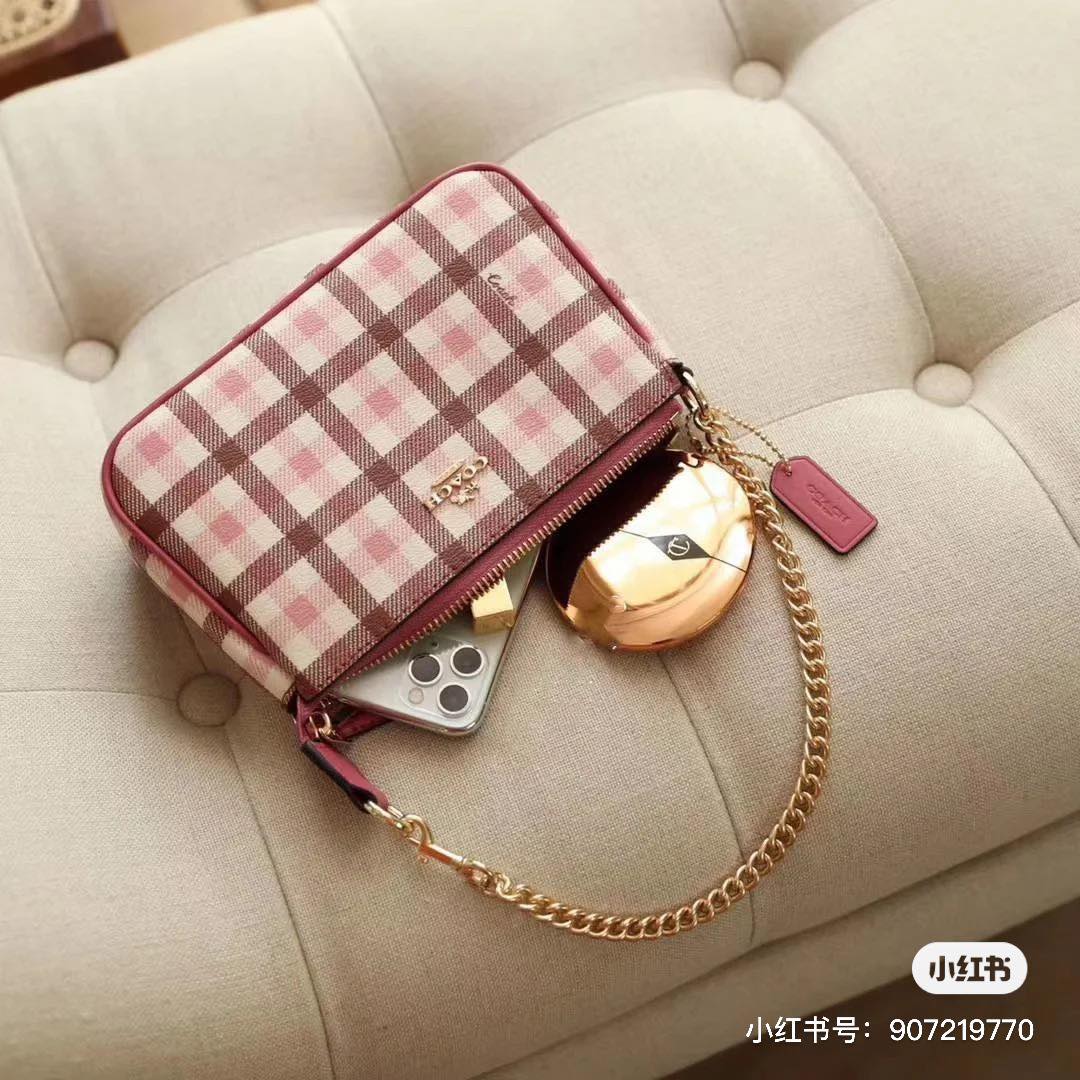 COACH 粉色格纹麻将包 原来除了蓝色格纹款，COACH还推出了超精美粉色格纹款！如果说蓝色款是可盐可甜风格，那么这款粉色麻将包绝对是少女标配！和小红书博主一样搭配个可爱又亮眼的小挂件，瞬间更减龄～