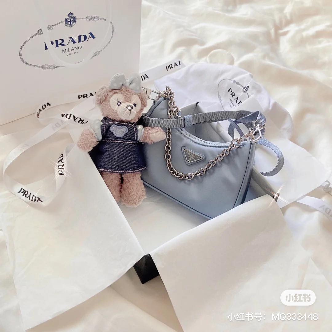 PRADA HOBO Mini包包 比麻将包还要迷你的包包也是可爱感MAX！超火的PRADA HOBO腋下包/斜挎包系列去年就推出过mini size HOBO包包，雾霾蓝和粉色款都美到不行吖～