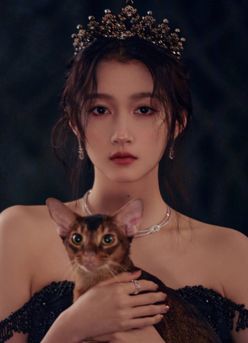 年度瞩目演员:关晓彤 童星出身的关晓彤在2020年虽然作品不多但都表现不俗!比如《二十不惑》中饰演的冰山美人「梁爽」演技就可圈可点、深入观众们的心。近期她和侯明昊主演的古装剧《我就是这般女子中》开播后也收获不错评价,剧中其英姿飒爽的造型和灵动角色表现都在微博上创下了高讨论度。