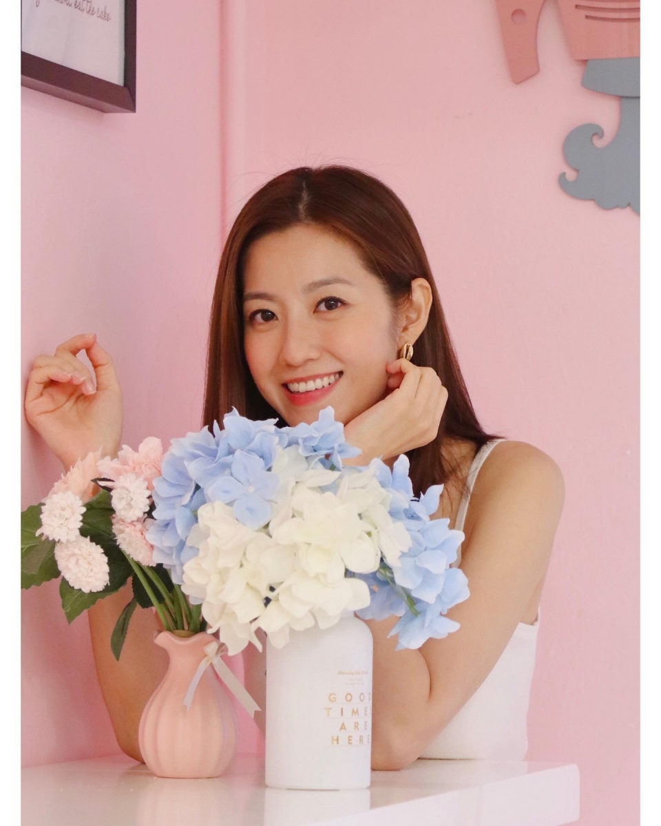 「谁说花一定要等人送?自己喜欢的花自己买,女生一定要懂得好好宠爱自己。」 「我们总以为来日方长,可是我们忘了,忘了世事无常。有些事,我们以为可以一直继续的,然后…也许在你转身的那个刹那,有些人,你就再也见不到了。很多我们以为很稳靠的事情,在无常中可能一瞬间就永远消逝了。其实,根本没有什么来日方长;想爱的人就去爱、想见的人就去见、想做的事就去做。别等,别遗憾!」