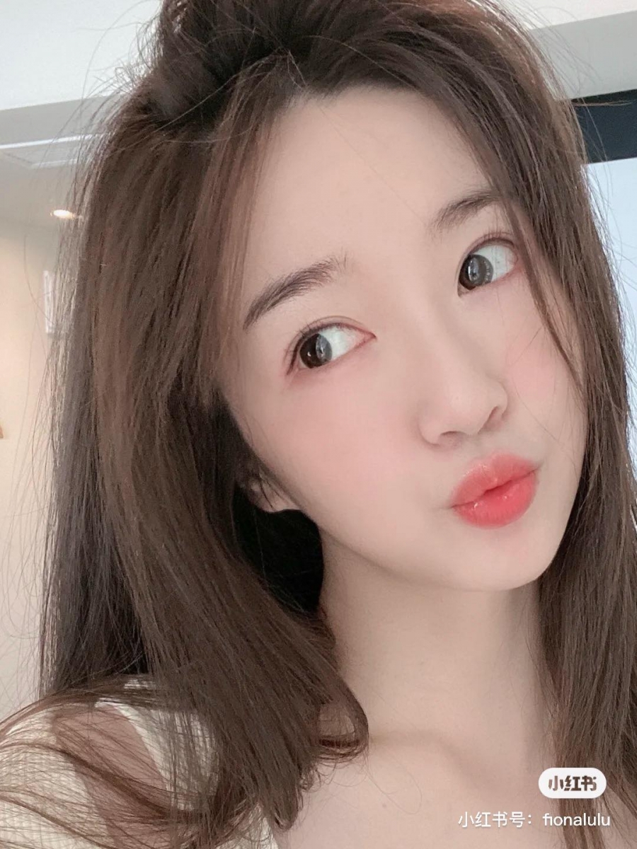 日本整骨美容师 @ うちやま先生 经常在YouTube频道分享各种透过按摩变美小妙招,多支影片被网民粉丝大赞超有帮助、吸引破百万观看数!继之前的「美鼻操」后,今天再给Girls整理出他的最夯教程之一:简单5步骤眼部按摩~无需动刀也能轻松拥有女神同款水汪汪大眼睛,帮助改善肿泡眼问题之余,据说单眼皮也能在坚持按摩一段时间后「徒手按出」双眼皮唷!马上笔记起来: