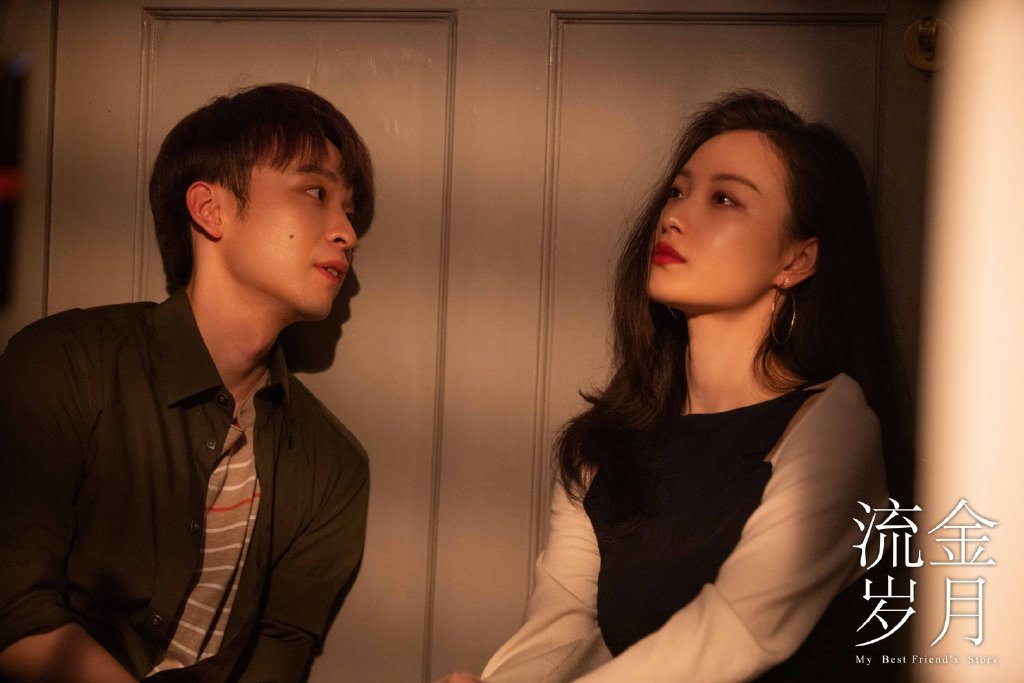 两大女神刘诗诗和倪妮的合作是在太养眼!日前刚播完结局篇的《流金岁月》改编自亦舒同名小说,讲述背景不同的闺蜜蒋南孙与朱锁锁在成长露禅一路扶持、一起在岁月浮沉中依偎前行,在生活起落、时光辗转间不离不弃相互治愈,蜕变成更好的自己。 该剧中也和《三十而已》一样,有不少人生语录非常值得细品比如: #「生活给我蜜糖我就安享蜜糖,生活给我考验我就披甲上阵」; #「每个人都不一样,你经历的我没有经历过,我经历的你也没有经历过,所以谁也不要小看谁」; #「我们要有后路,才不会无路可退」