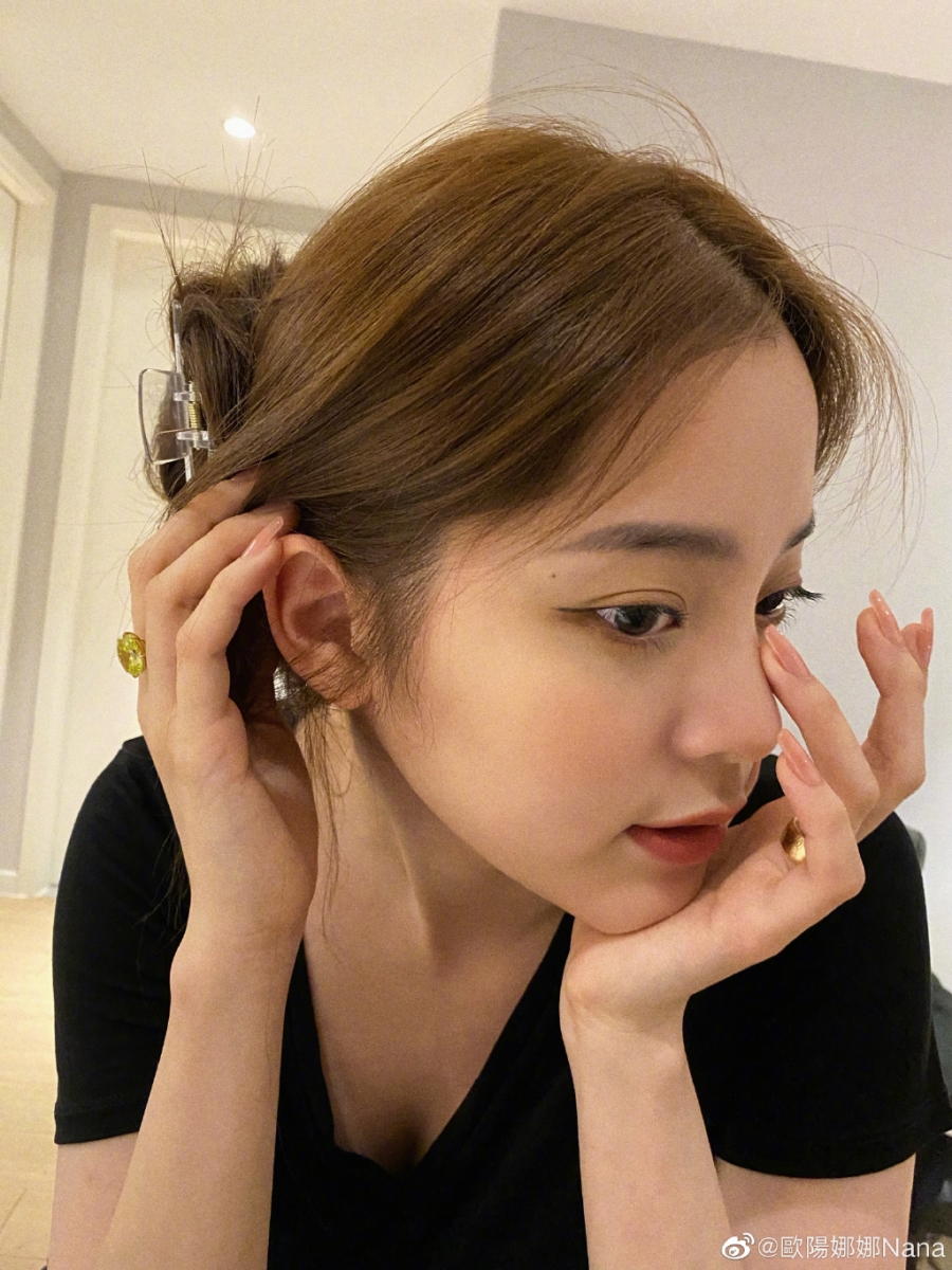 零成本徒手美鼻按摩,想改善蒜头鼻、宽鼻翼、圆鼻头和扁塌鼻梁的Girls一定要笔记学起来!今天这4步骤日本整骨美容师 @ うちやま先生 推荐的鼻子按摩动作,全程超简单无需任何技巧、在家每天4分钟共坚持2周,帮助实现女明星同款美鼻愿望~