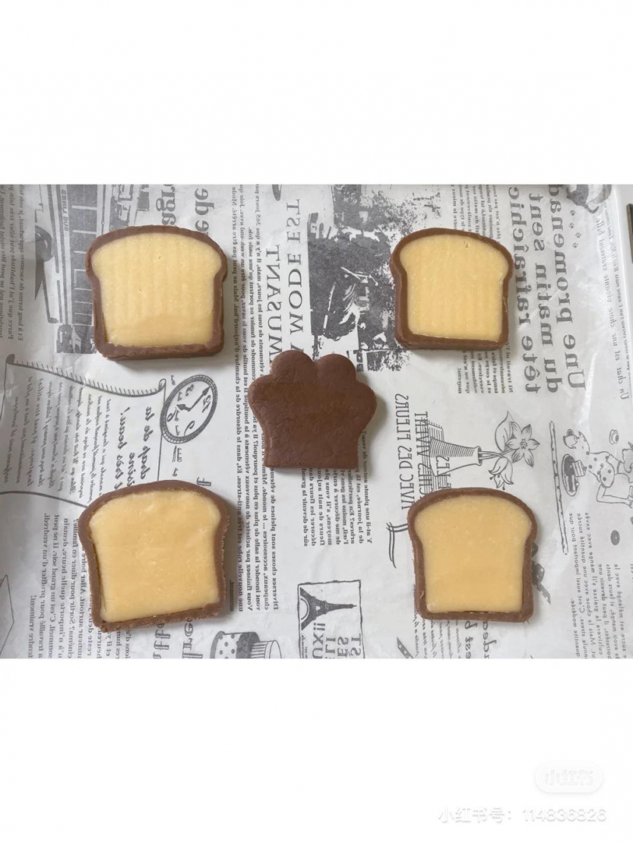 4、15分钟后拿出来切成5mm小片片,摆在烤盘上;预热烤箱上下火180度,之后把烤盘送入烤箱调成170度烤15分钟左右,中途记得观察饼干上色,可盖一层锡箔纸防止小饼干过于深色。