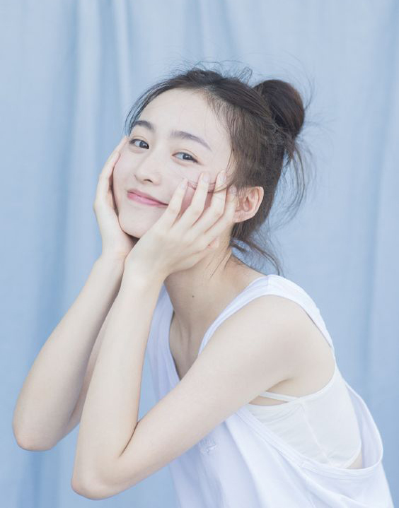 # 美肌魔法3部曲之三：再锁水 完成「先水后油」保养、皮肤吸收了保湿和精华滋养后，一定要记得利用保湿乳的锁水力「上锁」，把它们牢牢锁到肌底里！这样才能避免刚渗透没多久的滋养迅速蒸发流失掉～