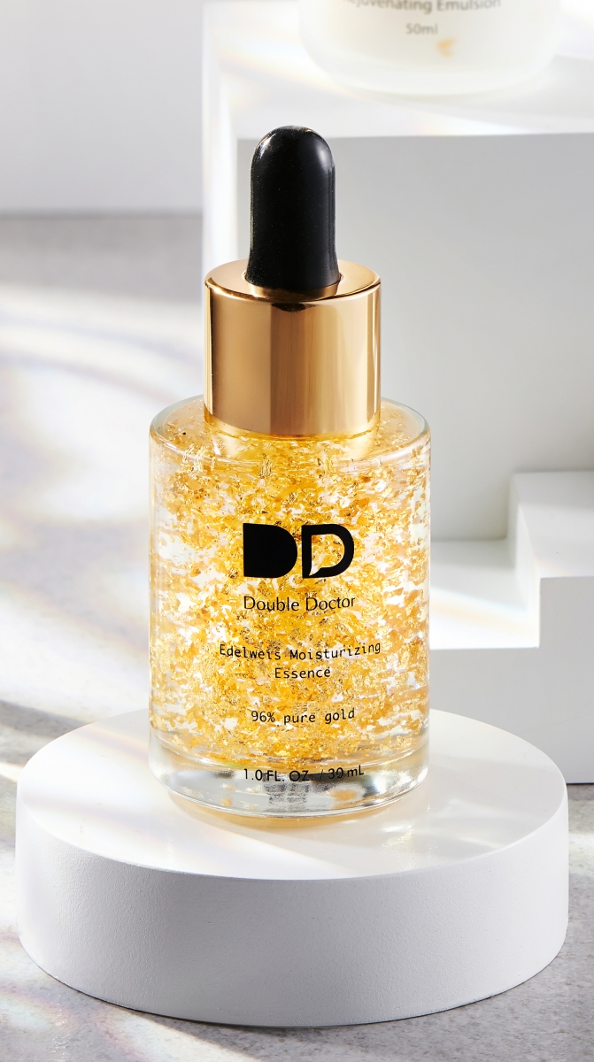 ✨ Double Doctor 「小金瓶」雪绒花金萃精华液 近年在台马两地讨论度很高的MIT宝藏精华、小资女必入手金箔保养精华就是它 -- DD小金瓶 「雪绒花金萃精华液」。瓶子里的雪绒花金萃精华液搭配金闪闪的22K金箔成分，细致毛孔、舒缓柔敏、抚平细纹、紧致弹力、恢复光泽、恢复澎润、水润保湿「7大功效一瓶到位」；而且质地不粘腻一上脸就化开、超级清爽保湿好吸收，有效加强肌肤保湿修护力，在家就能轻松享受贵妇太太般的「黄金贴脸保养」！