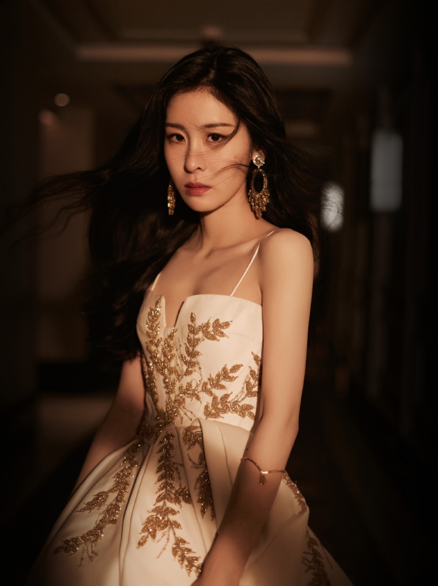 张碧晨发长文表示,生下女儿的决定自己当初并没有告诉华晨宇,在对方完全不知情的情况下独自完成了孕育和生产经过,升格为人母。