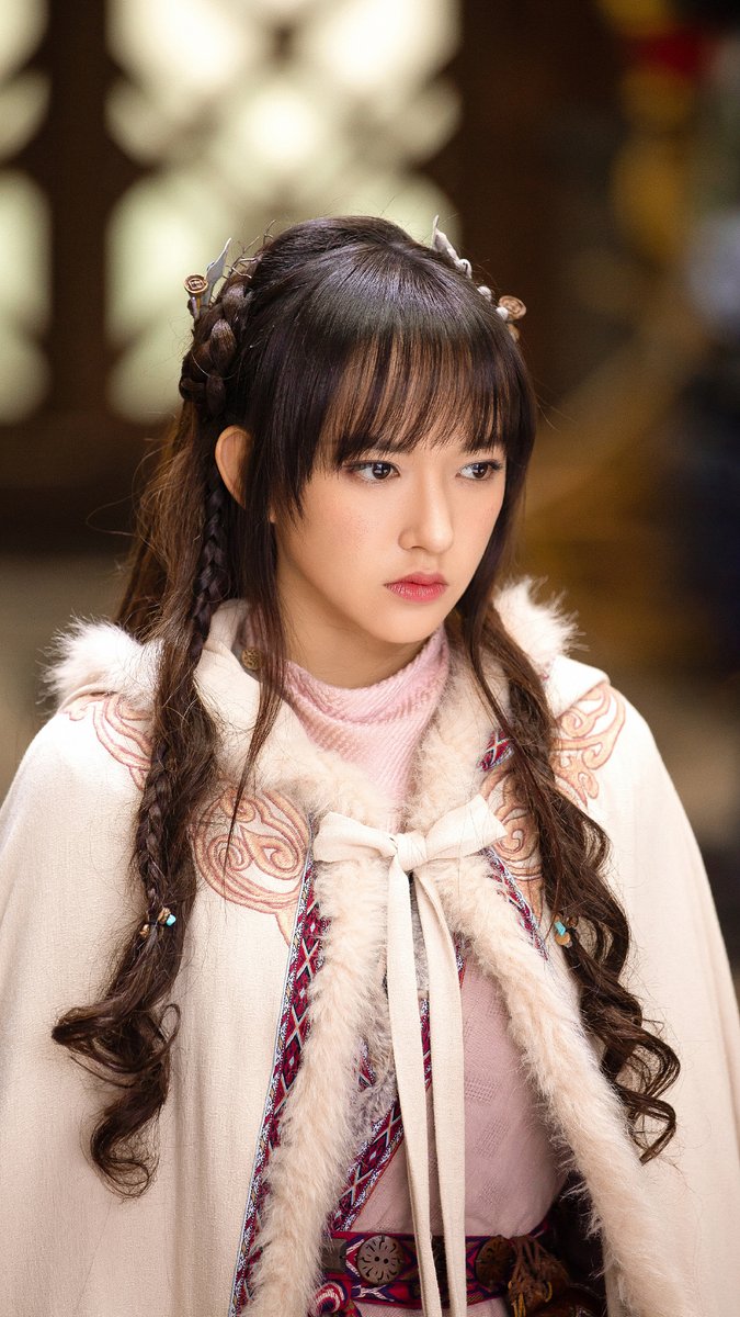 《灵域》| 范丞丞、程潇 《灵域》由新晋男女神范丞丞、程潇领衔主演、改编自同名玄幻小说;剧中范丞丞饰演的秦烈与其少年感和耿直BOY气质很相符,剧中特效场景也制作的很不错,俊男美女加上奇幻特效场景相信很符合年轻观众们的口味~ 剧情讲述因古失忆的少年秦烈,在历经种种艰辛后,连同青梅竹马凌语诗等一种热血青年们一起在寻找身世真相和追求更强拉力量的路上灵域逐渐成长、遇见许多良师挚友,开启人生新征程共同守护灵域大陆。