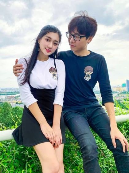 视频中说明分手是由女方秋雯提出,而分手原因则是彼此生活越来越忙碌,觉得分开对彼此都好、不想浪费彼此的时间。 林尚进表示:「如果你们有看我之前的影片,相信你们有注意到秋雯对相处上的一些细节是有不愉快了。身为女生她需要男朋友疼她或者关心她是很正常的,然后我最近就很忙、越来越忙,因为遇到很多问题;工作上的也好、什么的也好,所以就一直给不到她足够的关怀。」