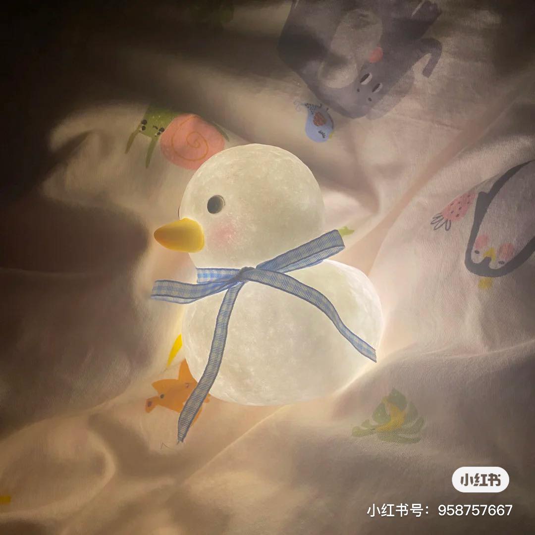 #4 鸭鸭可爱小夜灯 今天介绍的一系列可爱小夜灯中价格最低的一款!光线比较微弱只适合用来助眠或当小摆饰,比较不适合用来照明或夜读哦~(RM7.98 - RM8.88)>>> 点击查看购买链接