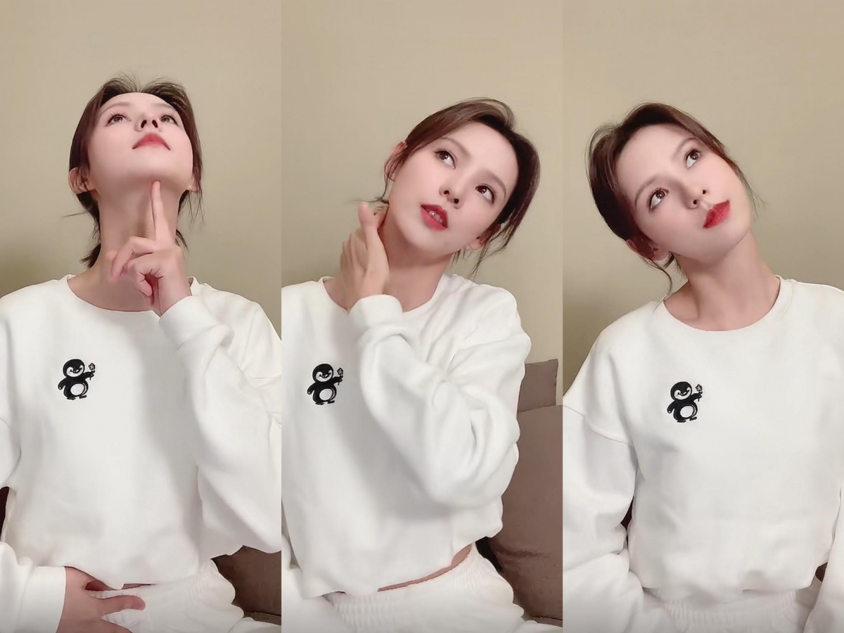 步骤2、坐直身子，同时要收紧小腹；嘴闭住、有一手食指轻轻抵住下巴往上抬，坚持做15次、每次动作可以定住2～3秒。再来继续位置坐直收腹姿势，身体维持不动、颈部带动头部往侧边倾斜，会感受到颈侧有明显拉伸感。左右两边各做15次。