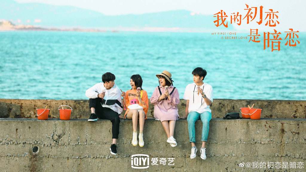 《我的初恋是暗恋》| 朱丽岚、王漪淼 、李明峻 豆瓣暂无评分但网上好评不断的《我的初恋是暗恋》由新人演员朱丽岚、王漪淼 、李明峻等人领衔主演。故事讲述胖女孩祝千双中学时代时暗恋学校里的万人迷同学乔野却不敢表白,只能痛下决心减肥。在试验各种痛苦的、奇葩的减肥方法后不仅没变瘦,反而遭受到了周围人的排挤和奚落。 坚持很久努力后依然打回原形的她失落至极,暗恋也无疾而终。怀揣着没把情感说出口的遗憾,俩人毕业后各奔东西;两个教会彼此勇敢的人就这样遗憾错过,消失在对方的青春里…