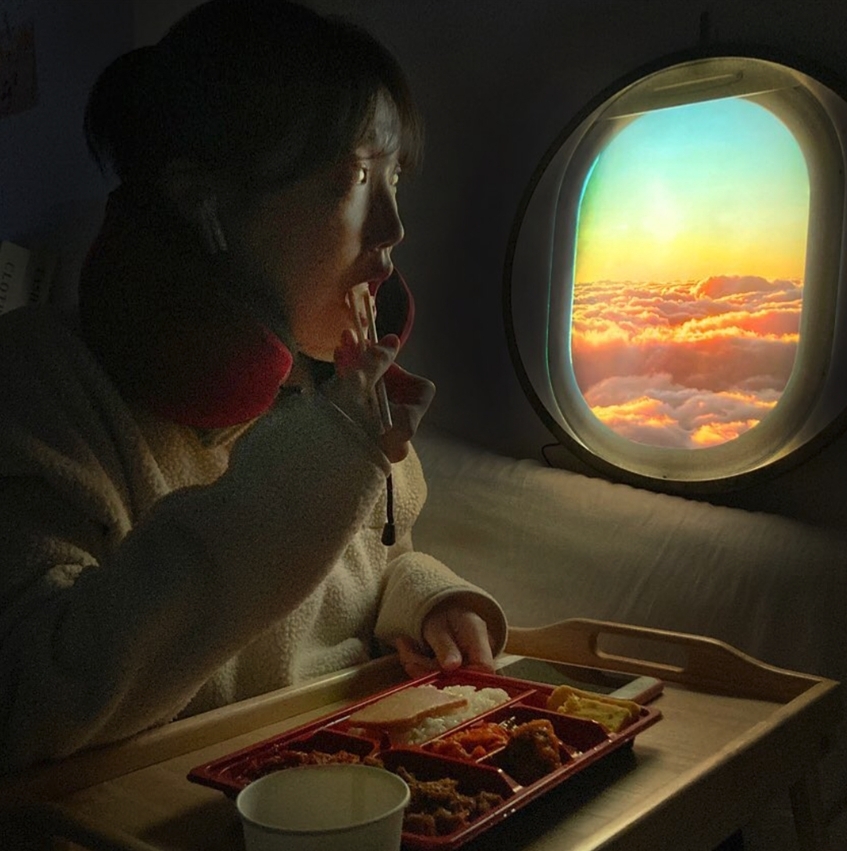 网站里面还有不少超爆笑教学，教网民如何用LED灯拍出最真实的「飞机窗边」打卡照。除了要着装打扮成登机造型（戴耳机、脖子戴U型枕），还可以用懒人床上小桌子假装是飞机餐托盘 ? 绝对是宅家苦中作乐必GET神器啊！