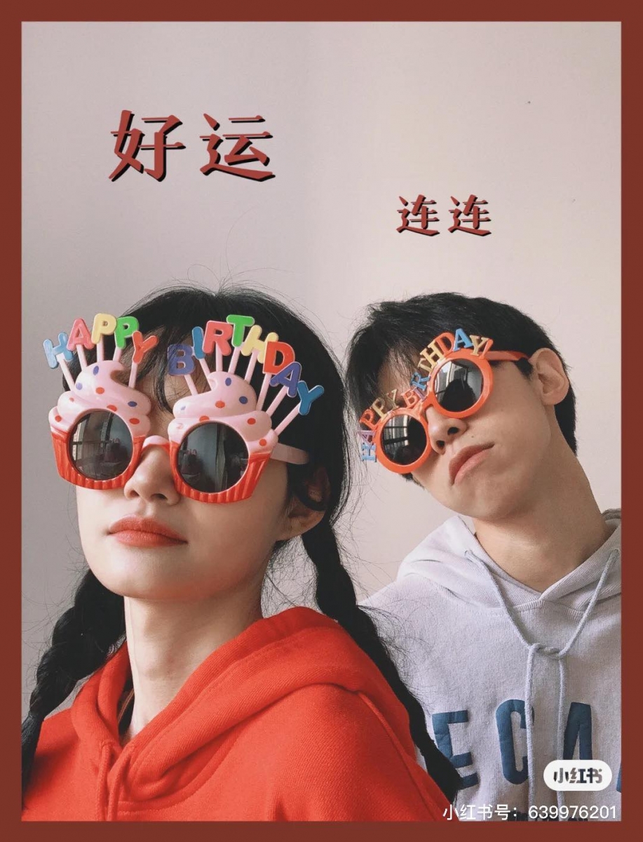【趣味沙雕情侣照拍法】 戴上搞怪帽子、墨镜等配件,搭配各种沙雕Pose和表情,新年这样拍真的太合适了(笑)