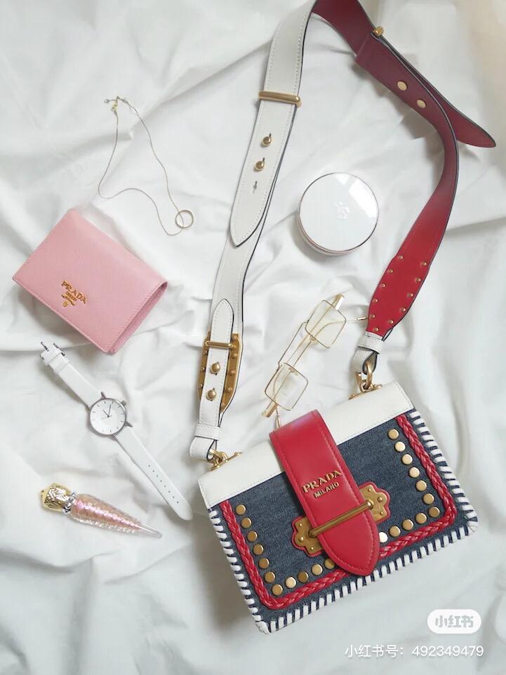 prada 裸粉色钱包