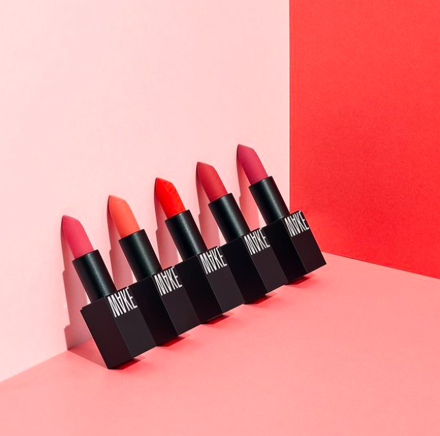 # 8 WAKEMAKE 口红 韩国Olive Young旗下的WAKEMAKE是韩国女生、韩国女明星大爱的一款小众彩妆品牌,尤其口红系列特别火!奶油慕斯系列Whipping Tok、恒彩哑光系列Lip Paint和黑管身Rouge Gun Zero在韩国都很受欢迎呢~
