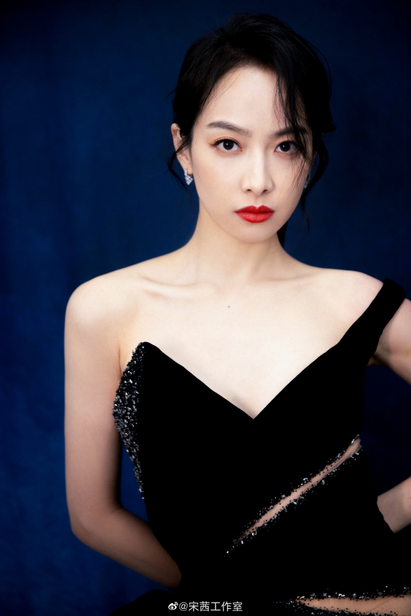 年度魅力演员:宋茜 宋茜可说是爱豆转型演员的模范生,也获选了2020年度金鹰女神~去年她在交出的作品《下一站是幸福》和《他其实没有那么爱你》中都有不错的表现;来临还有她和罗云熙主演的《心跳源计划》、合作黄轩与王一博的《风起洛阳》等多部待播作品,都很值得期待唷!