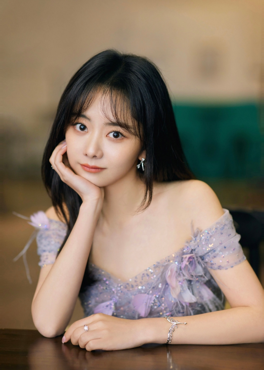 谭松韵 | 《锦心似玉》、《我们的新时代》 2020年霸屏女神谭松韵作品一部接一部播出,人气从《锦衣之下》播出后一直居高不下,《以家人之名》和《亲爱的麻洋街》里亦有出色表现,近期还收获了国剧盛典青春飞跃女演员荣誉!她和冻龄古装男神钟汉良主演的《锦心似玉》已经杀青、有望2021下半年播出;《我们的新时代》单元剧则和好友白敬亭合作,同样有望2021年开播!喜欢她的剧迷们一起拭目以待吧~