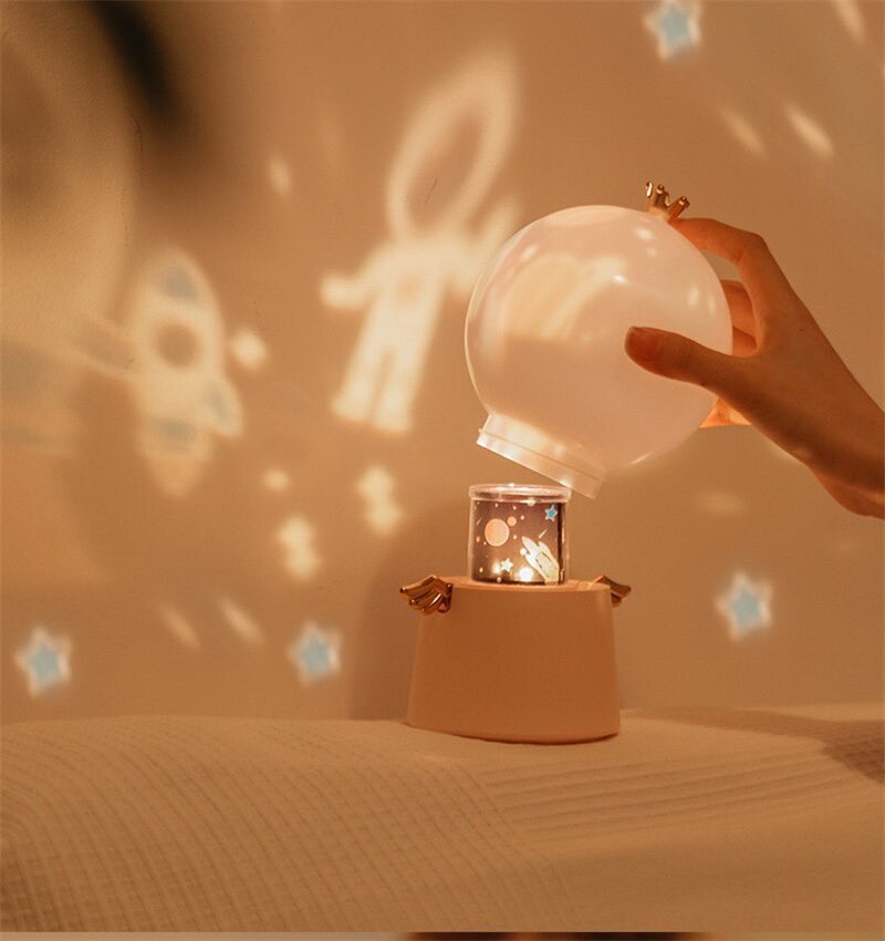 #9 星空投影音乐盒+小夜灯 超级梦幻的星空投影灯,关上房间顶灯后开启它,瞬间有如置身于浩瀚宇宙般~除了可以配合心情调整灯光颜色,同时还是个音乐盒哟!(RM52.80)>>> 点击查看购买链接