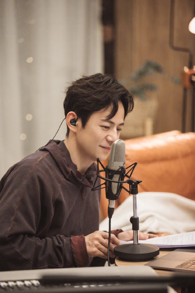 何炅：「哪怕你是全职也一定要留一个自己的口子；这个口子可能是你自己的一点小空间，它可能不是在创造收益，但是他始终有自己。」 “也许让你疲惫的不是你的工作，而是你的生活方式”～全职工作即便再忙碌，也要在生活中腾出给自己沉淀下来、做自己喜欢的事的时间，一定不要忘了好好生活，一定不要丢了自己。