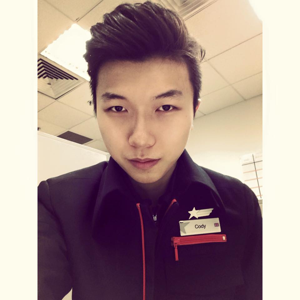 从一开始就有在追踪关注Cody的网民粉丝们应该都有印象,他在Q&A影片问答环节中曾分享过,自己正式成为全职YouTuber以前当过空少,因热衷拍片所以决定辞去空少工作全心投入YouTube事业。