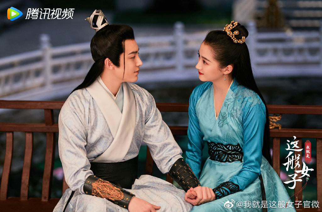 《我就是这般女子》| 侯明昊、关晓彤 定档1.18播出的《我就是这般女子》同样是近期引发期待的新剧!该剧由男神侯明昊定档女神关晓彤领衔出演,光是这个高颜值组合就感觉很养眼啊~ 故事讲述被连续退婚3次的「魔系女子」班婳平日里不改大大咧咧个性,在他人眼中适合直爽泼辣的女生,但实则心地善良细腻。班婳偶然发现了自己可以透过梦境预知未来的能力,因此想要一次能力帮助家人躲开「满门抄斩」厄运。才貌冠绝天下的男主角容瑕在追逐身世真相时偶然与这般女子班婳邂逅,俩人携手逐步解开秘密的过程中也渐渐走入彼此心中…