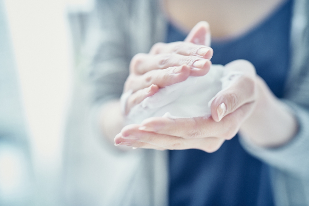 用它来洗澡除了能彻底洗净肌肤表层和毛细孔里的脏物灰尘和多余皮脂角质层，还能使肌肤光滑美白柔嫩～当中含有的甘草保湿成分，可确保皮肤在被洗得干净溜溜的同时依然维持深层滋润，完全不会觉得紧绷干涩。 除了甄选的成分和洁净润肤效用，COW Bouncia最叫人用过无法自拔的…还有它那超弹性、有如奶油般绵密细致的泡沫！其中蕴含的纯植物性石碱成分让泡沫更绵更柔细，洗澡时减少肌肤的摩擦有效维持肌肤柔嫩光泽。