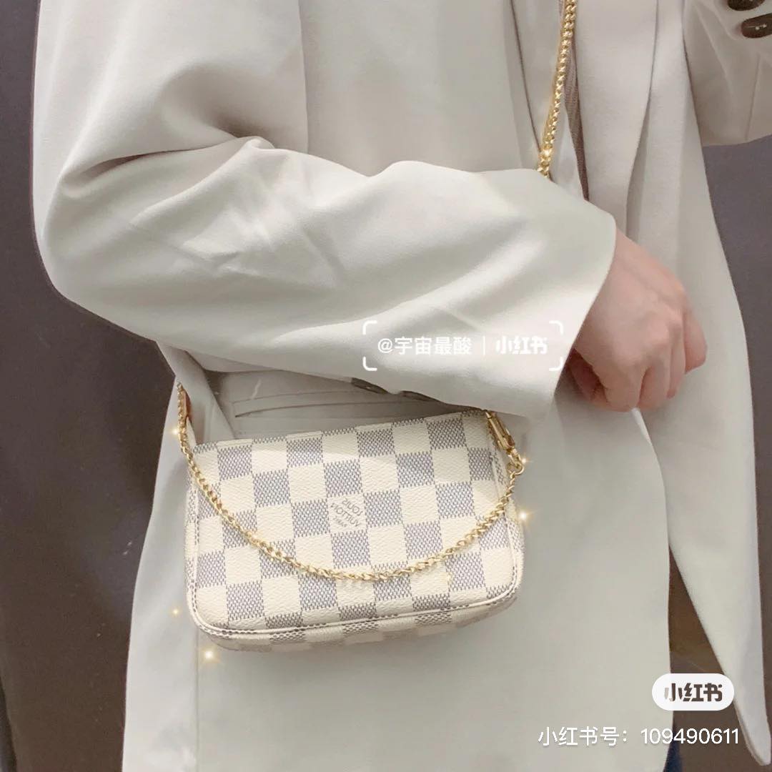 浅色系「白棋盘」Damier Azur Canvas款式非常减龄时髦！