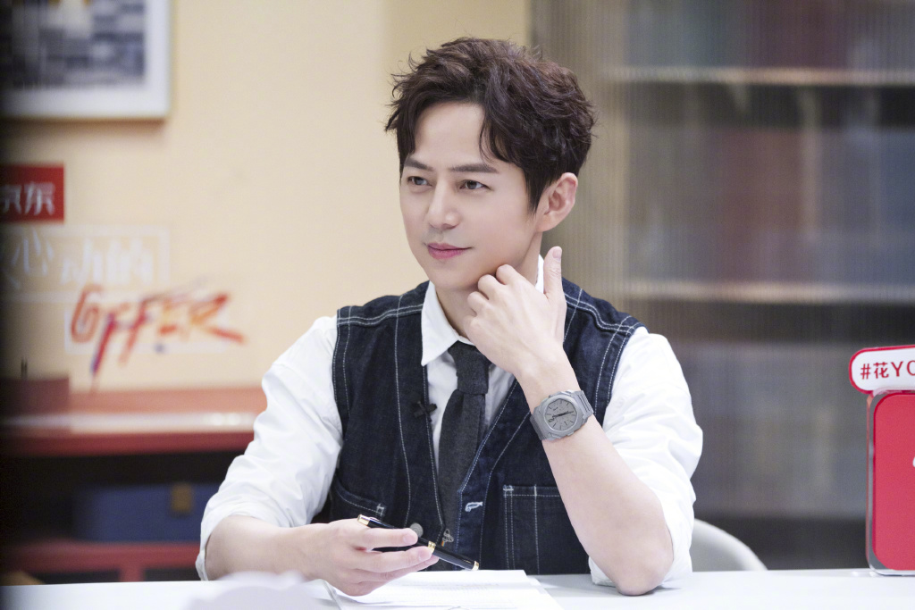 何炅：「要得到，你必须要付出；要付出，还要学会坚持；如果你觉得很难，那就放弃...但放弃了就不要抱怨。」 选择坚持得到或就地放弃，都是你的权利；倘若你选择饿放弃，那最后就不要抱怨自己为什么没有得到。