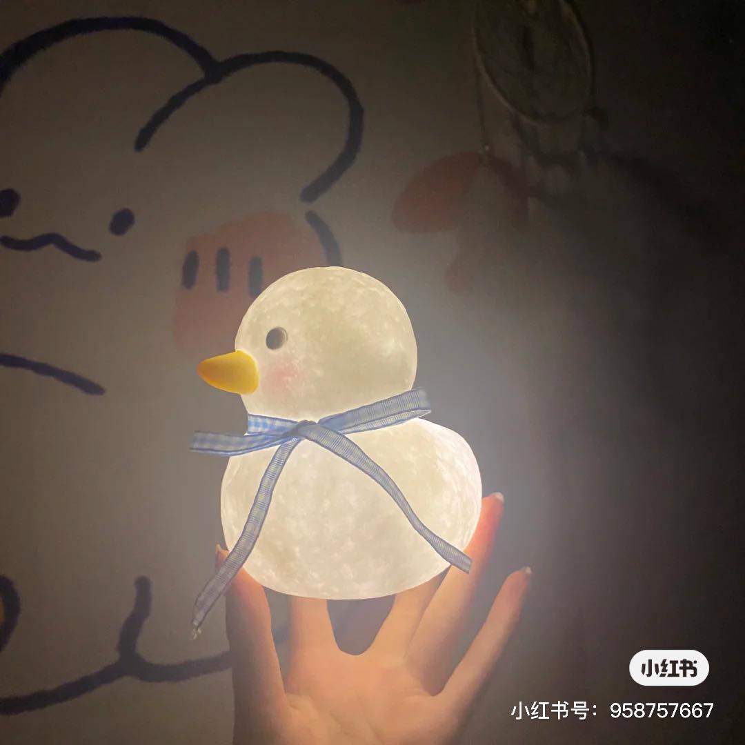 #4 鸭鸭可爱小夜灯 今天介绍的一系列可爱小夜灯中价格最低的一款!光线比较微弱只适合用来助眠或当小摆饰,比较不适合用来照明或夜读哦~(RM7.98 - RM8.88)>>> 点击查看购买链接