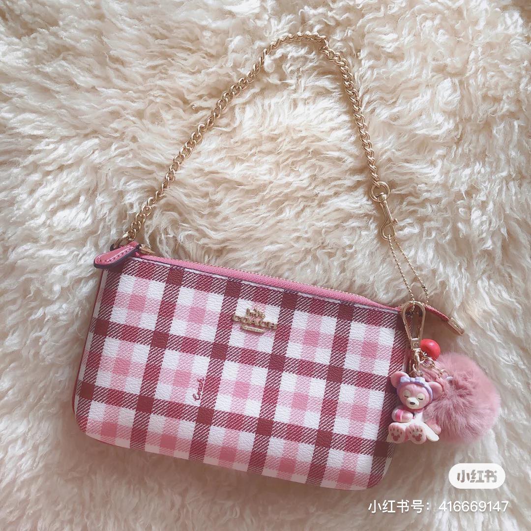 COACH 粉色格纹麻将包 原来除了蓝色格纹款，COACH还推出了超精美粉色格纹款！如果说蓝色款是可盐可甜风格，那么这款粉色麻将包绝对是少女标配！和小红书博主一样搭配个可爱又亮眼的小挂件，瞬间更减龄～