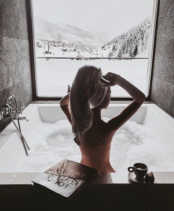 洗头正确步骤(三) 之后按护发素使用说明进行护发,都冲洗干净后使用干净柔软毛巾以「按压方式」吸掉头皮和发丝上的多余水分,过程大约用时「2分钟」。切记不要大力用毛巾揉搓发丝,以免摩擦力导致毛鳞片损伤,加剧头发断裂、发质毛躁问题。过程中也记得不要用梳子硬将打结的发丝梳开哦!