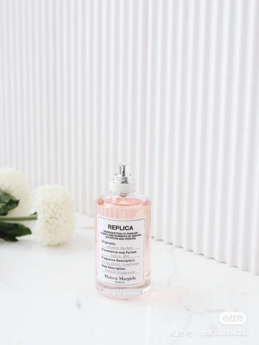✨ Maison Margiela Replica Flower Market 鲜花集市淡香水 说到「春夏季节」,相信很多人都会联想到鲜花簇簇、繁花盛开美景~这款香水正如其名「鲜花集市」,是清新不甜腻的花香调;前调先有清新绿叶和小苍兰的香气扑鼻而来,渐渐来到中调感受茉莉、晚香玉、玫瑰等多层次花香,最后再以雪松、橡木苔收尾,喜欢花香调的女生可以考虑入手~