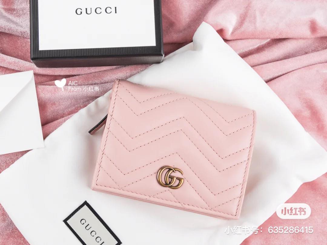 # 粉色钱包推荐:Gucci GG Marmont 小粉色短钱包 Logo是做旧的黄铜色设计、超温柔的粉色搭配精巧短钱包size,设计简约而典雅~