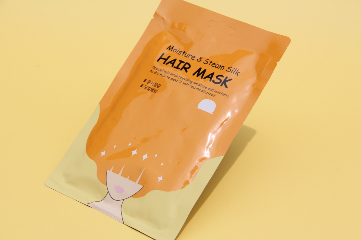 SHE‘S LAB【Moisture & Steam Silk Hair Mask】让你在家就能享受发廊SPA级别的蒸汽发膜护理。就像原本干瘪的海绵吸饱了水一样，发丝在经过护理后喝饱饱滋养，自然可以轻松告别干枯毛躁感～一头滑顺飘逸的秀发，真的能为外型颜值瞬间加分不少哦！