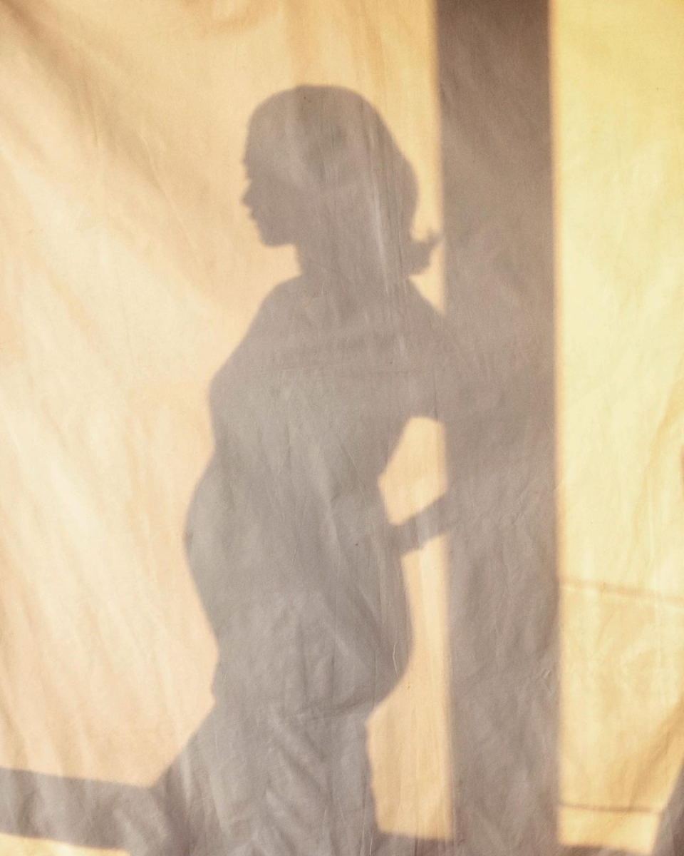 刚刚宣布二胎消息时的配图中可见其状态依然靓丽,孕肚明显但四肢依然纤瘦、脸蛋精致迷人,获赞「最美孕妈咪」❤️