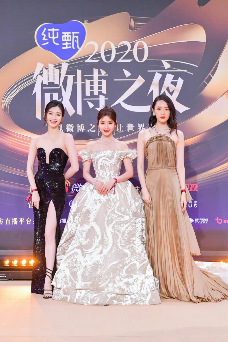 #三十而已女主角合体 江疏影的优雅妩媚黑裙、童瑶知性飒爽的一袭长裙、毛晓彤俏丽可人的公主风裙装，《三十而已》三位主演今晚的造型感觉蛮贴合剧中角色啊！